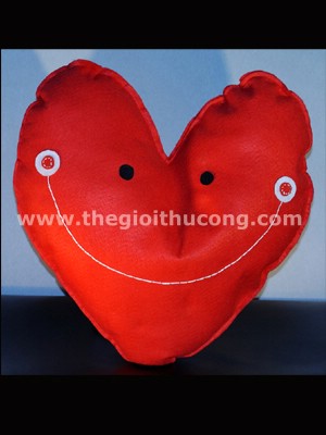 Gối trái tim đỏ bằng vải nỉ
